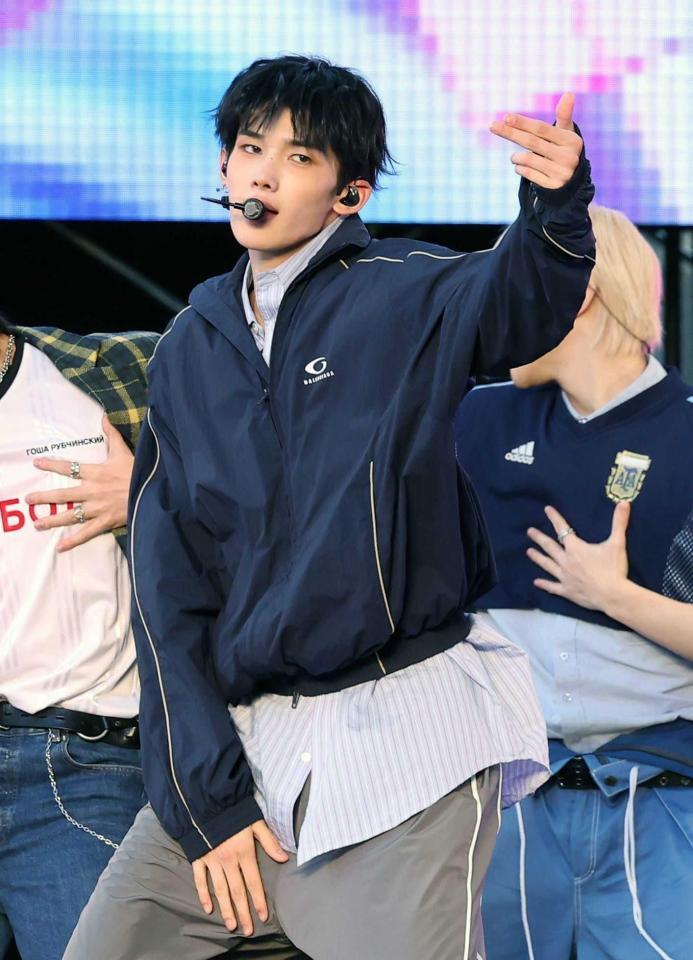 　熱いパフォーマンスを見せる＆ＴＥＡＭのＪＯ（撮影・佐々木彰尚）