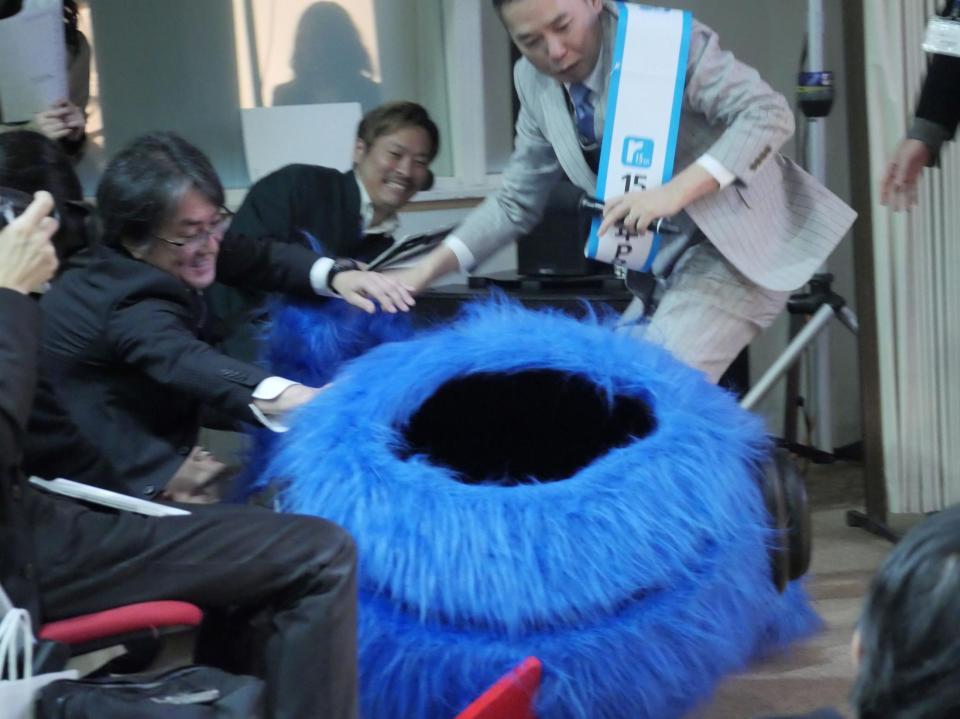 　ラジまるを投げ飛ばし頭が取れたことに驚く太田光