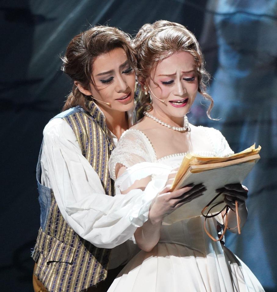 　星空美咲（右）との恋物語を描く永久輝せあ