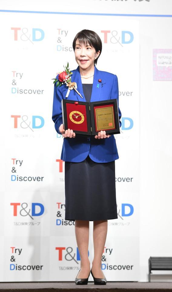 　新語・流行語大賞の年間大賞を受賞し盾を手に笑顔の高市早苗首相（撮影・開出牧）