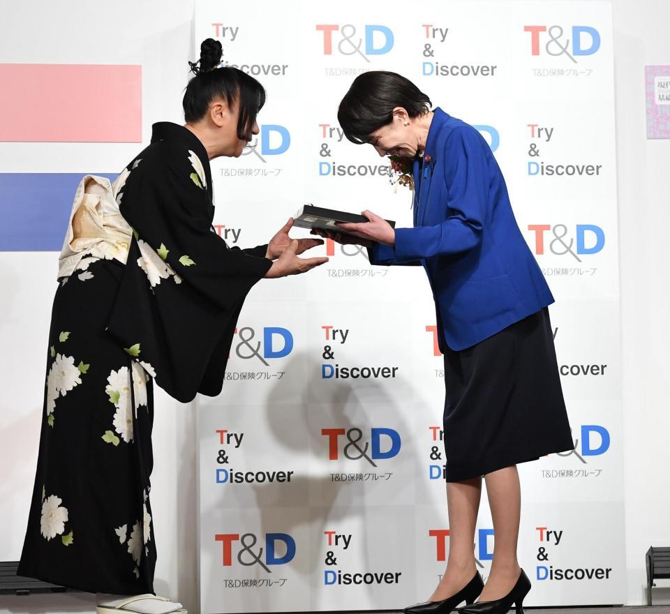 　選考委員の室井滋（左）から盾を受け取る高市早苗首相（撮影・開出牧）