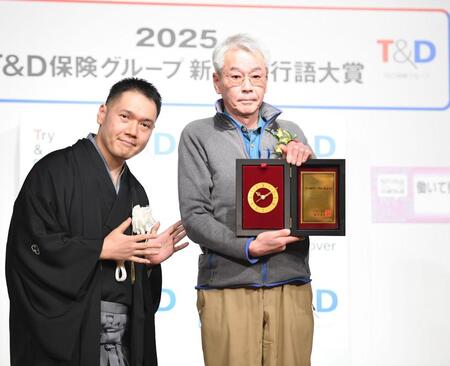 　選考委員の講談師・神田伯山（左）から表彰盾を受け取り誇らしげなガバメントハンター・田澤道弘さん（撮影・開出牧）