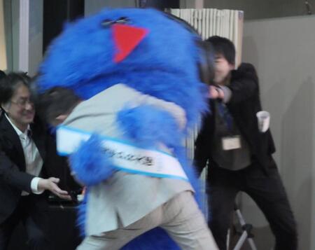 　ラジまるを勢いよく投げ飛ばす太田光