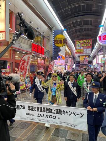 　商店街を練り歩くＤＪ　ＫＯＯ