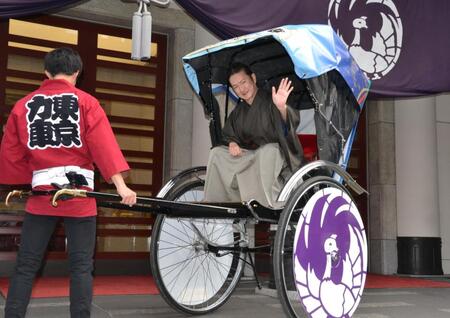 　“超歌舞伎”人力車に乗ってポーズを取る中村獅童