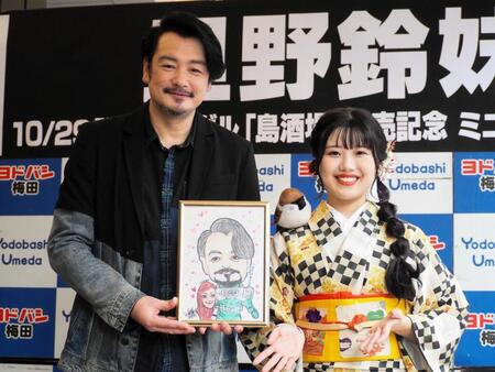 　里野鈴妹（右）のミニライブに登場した小田井涼平。中央は里野が描いた小田井とＬｉＬｉＣｏの似顔絵