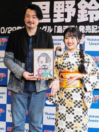 　里野鈴妹（右）のミニライブに登場した小田井涼平。中央は里野が描いた小田井とＬｉＬｉＣｏの似顔絵