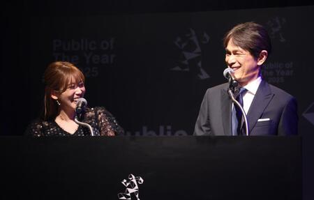 　ＭＣを務めた中川安奈（左）と江口洋介（撮影・佐々木彰尚）