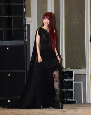 　登壇するアイナ・ジ・エンド（撮影・石井剣太郎）