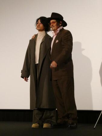 　撮影に応じる（左から）赤西仁、ジョニー・デップ