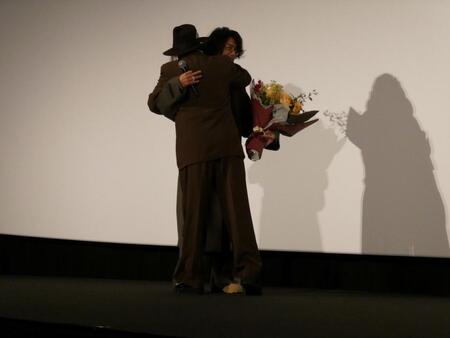 　笑顔で抱き合う赤西仁とジョニー・デップ