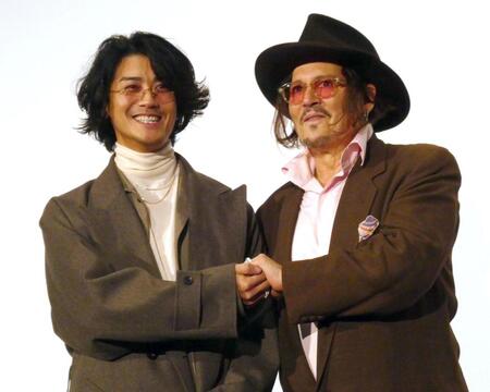 　手を握り合う赤西仁（左）、ジョニー・デップ