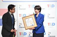 　選考委員のやくみつる（左）からイラスト入り色紙をプレゼントされ感激の高市早苗首相（撮影・開出牧）