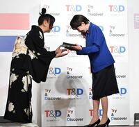 　選考委員の室井滋（左）から盾を受け取る高市早苗首相（撮影・開出牧）