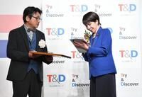 　選考委員のやくみつる（左）にサインのサービスをする高市早苗首相（撮影・開出牧）