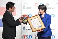 　高市早苗首相（右）にサインを求める選考委員のやくみつる（撮影・開出牧）