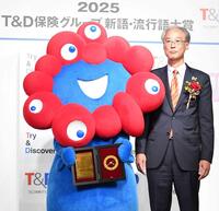 　選考委員の神田伯山（左）から盾を受け取ったガバメントハンターの田澤道広さん