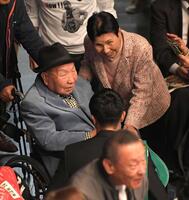 　袴田巌さんと姉の袴田秀子さん（右）＝２４年１１月