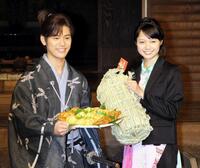 大河のバトンタッチ会見で、さつま揚げと米俵を贈り合う妻夫木聡（左）と宮崎あおい＝２００８年撮影