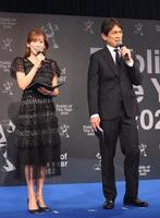 　授賞式のＭＣを務めた中川安奈（左）と江口洋介（撮影・佐々木彰尚）