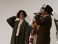 　花束を渡して笑顔の赤西仁（左）、ジョニー・デップ