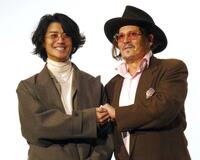 　手を握り合う赤西仁（左）、ジョニー・デップ