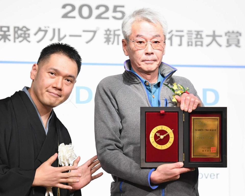 　選考委員の神田伯山（左）から盾を受け取ったガバメントハンターの田澤道広さん