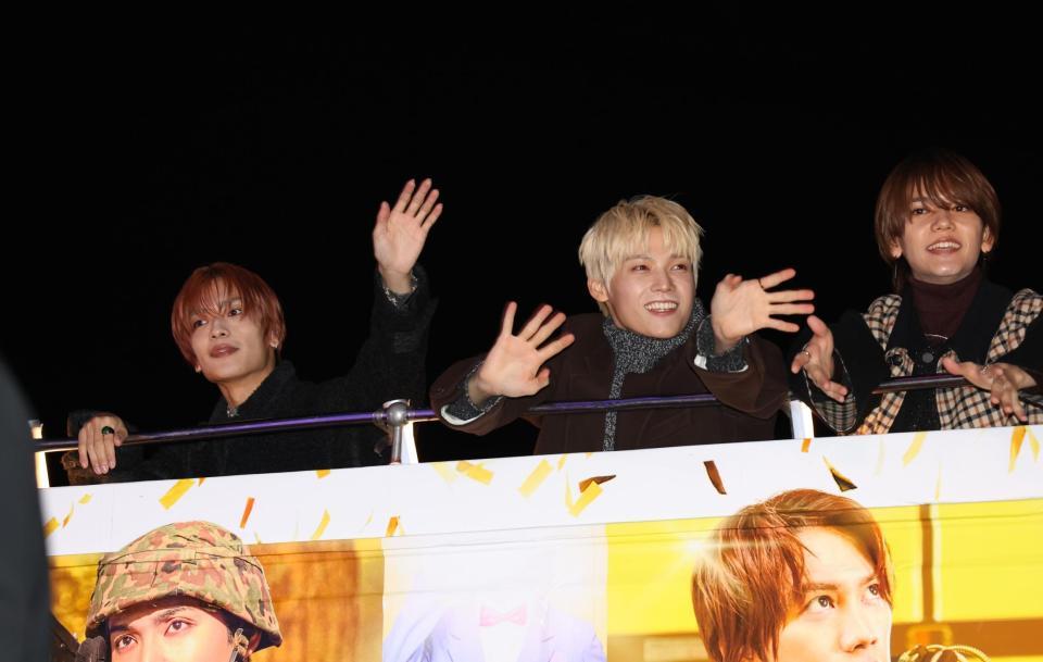 　手を振る（左から）高橋恭平、木村柾哉、中島颯太（撮影・佐々木彰尚）