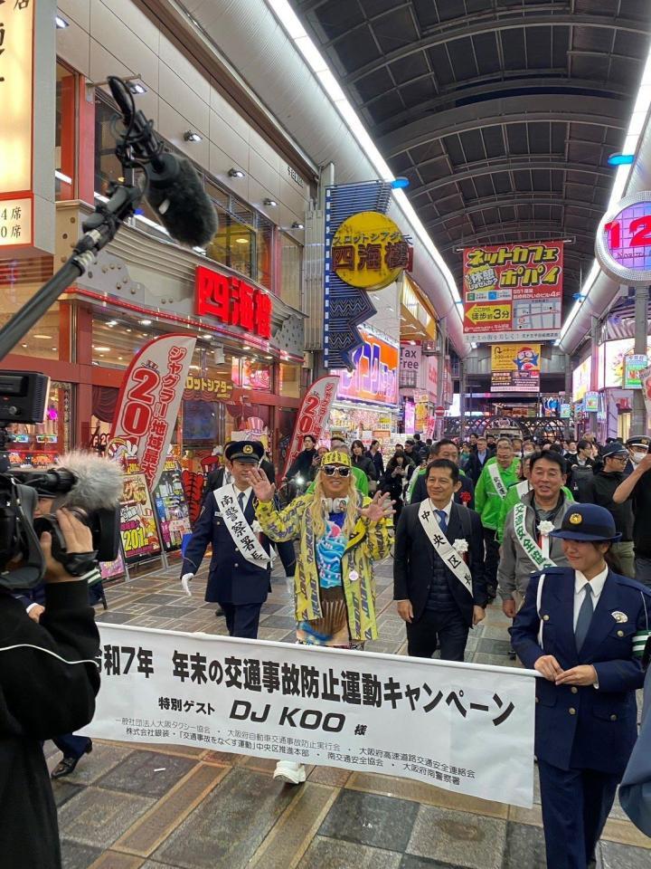 　商店街を練り歩くＤＪ　ＫＯＯ