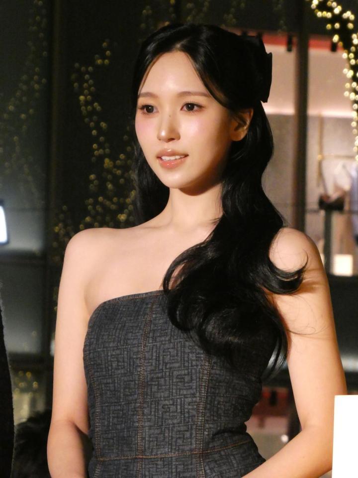 　撮影に応じるＭＩＮＡ