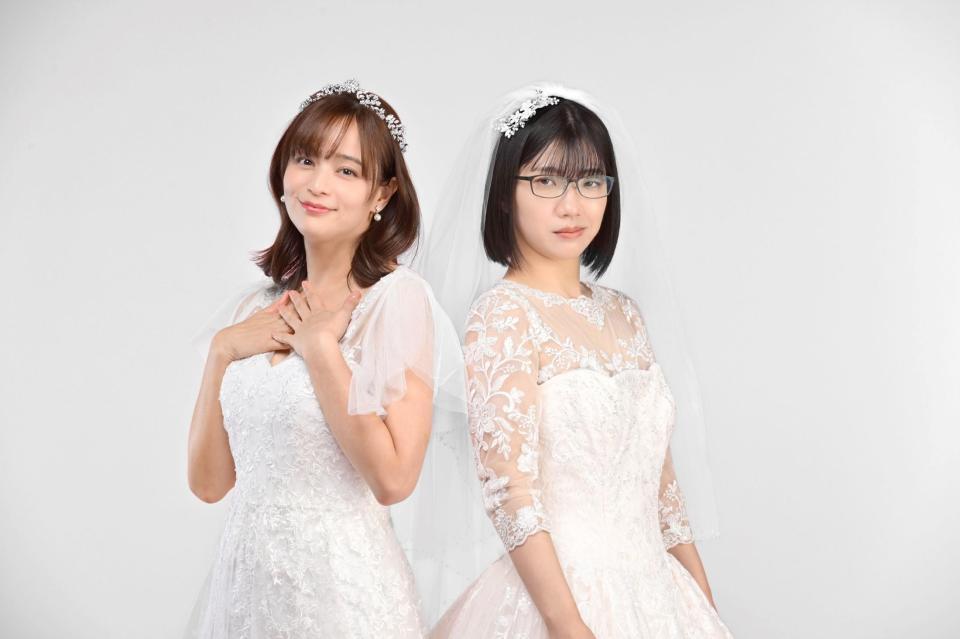 　主演の加藤ローサ（左）と福田麻貴　©「婚活バトルフィールド３７」製作委員会