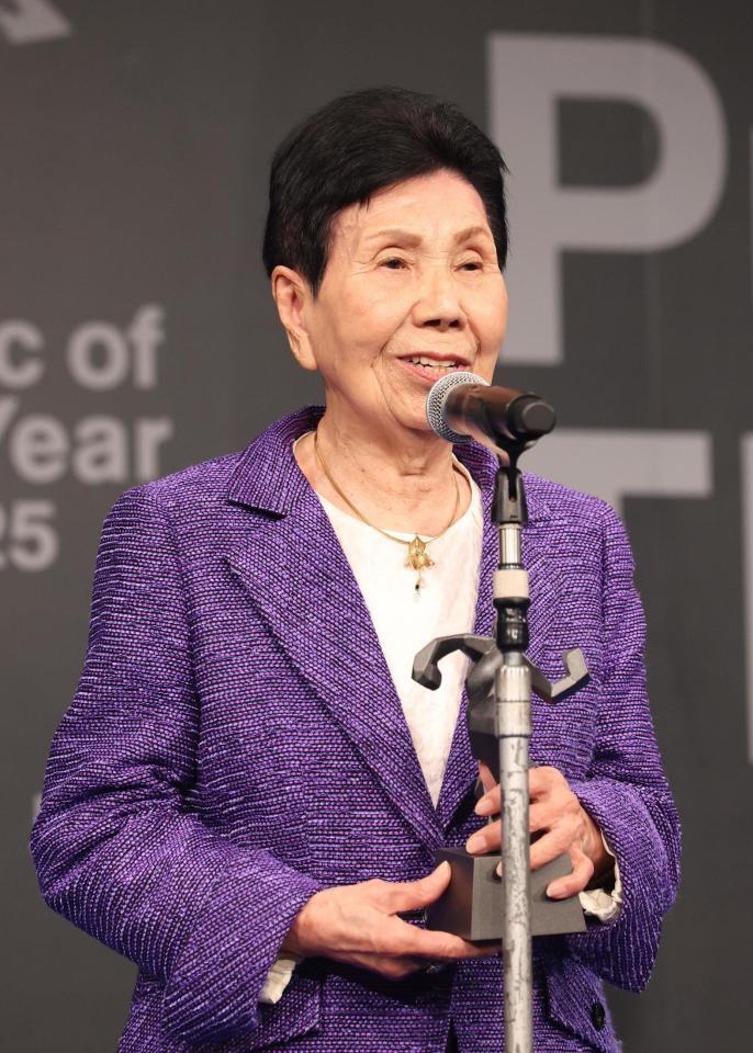 　授賞式であいさつをする袴田ひで子さん（撮影・佐々木彰尚）