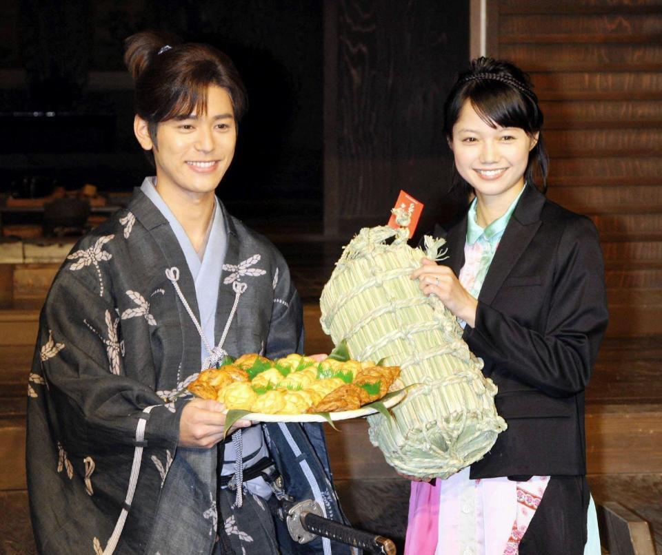 大河のバトンタッチ会見で、さつま揚げと米俵を贈り合う妻夫木聡（左）と宮崎あおい＝２００８年撮影