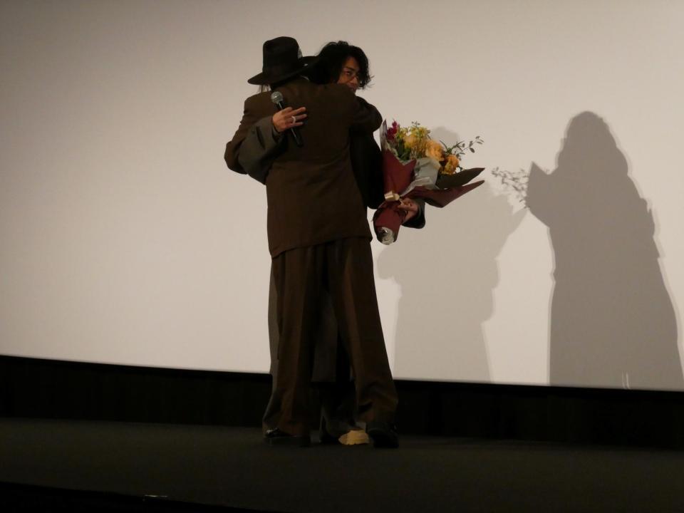 　笑顔で抱き合う赤西仁とジョニー・デップ