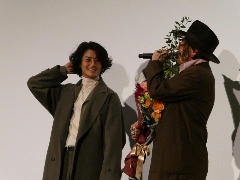 　花束を渡して笑顔の赤西仁（左）、ジョニー・デップ