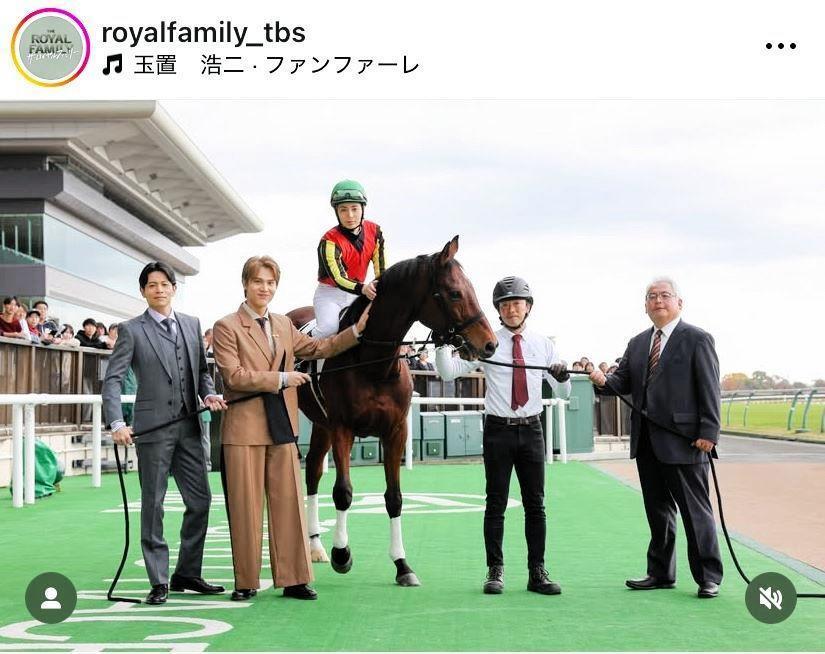 ソーパーフェクトの口取り式。ザ・ロイヤルファミリーのインスタグラム＠ｒｏｙａｌｆａｍｉｌｙ＿ｔｂｓより