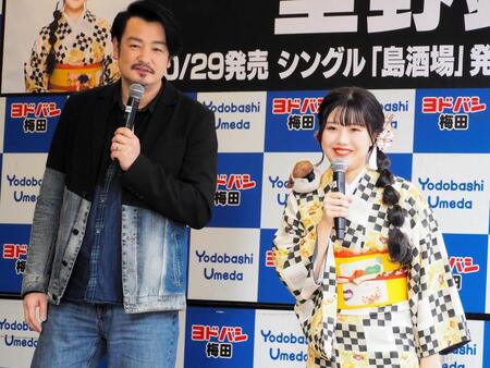 　里野鈴妹（右）のミニライブに登場した小田井涼平