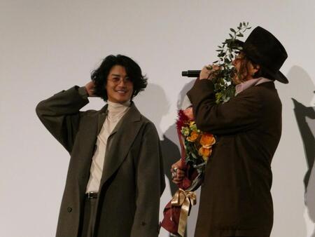 　花束を渡して笑顔の赤西仁（左）、ジョニー・デップ