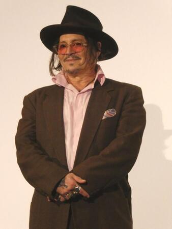 　撮影に応じるジョニー・デップ