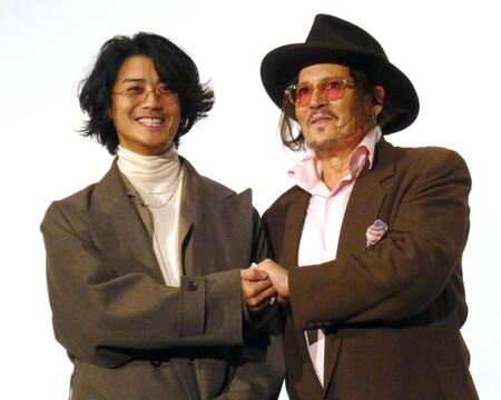 　手を握り合う赤西仁（左）、ジョニー・デップ