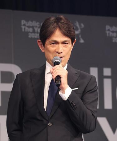 　授賞式のＭＣを務めた江口洋介（撮影・佐々木彰尚）