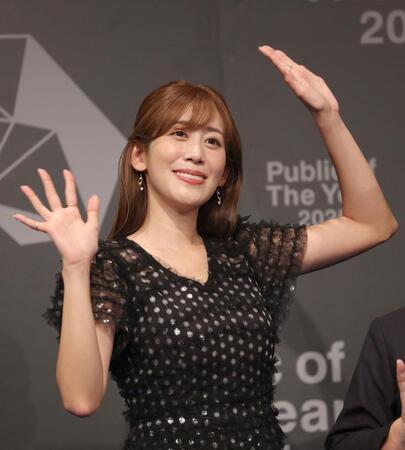 　手を振る中川安奈（撮影・佐々木彰尚）