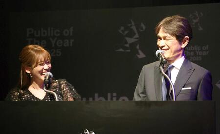 　ＭＣを務めた中川安奈（左）と江口洋介（撮影・佐々木彰尚）