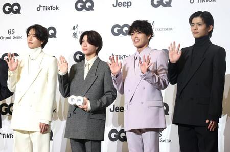 　手を振るｔｉｍｅｌｅｓｚの（左から）橋本将生、松島聡、原嘉孝、篠塚大輝（撮影・石井剣太郎）