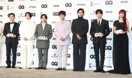 　フォトコールに登場した（左から）吉沢亮、ｔｉｍｅｌｅｓｚの橋本将生、松島聡、原嘉孝、篠塚大輝、高橋文哉、アイナ・ジ・エンド（撮影・石井剣太郎）