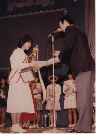 　「第１回ミス・モモコクラブ」でグランプリを獲得した当時の西村知美