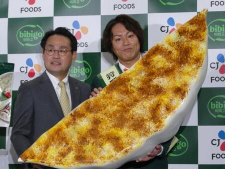 　（左から）金炳圭代表取締役、狩野英孝