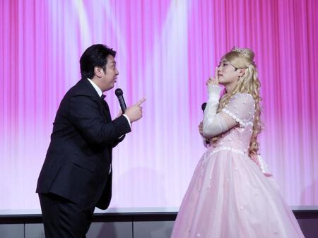 　カラーコンタクトレンズ「ヒロインメイク　１ｄａｙ　ＵＶ　Ｍ」の新色発表会に出演したお笑いコンビ・レインボー（左から）ジャンボたかお、池田直人