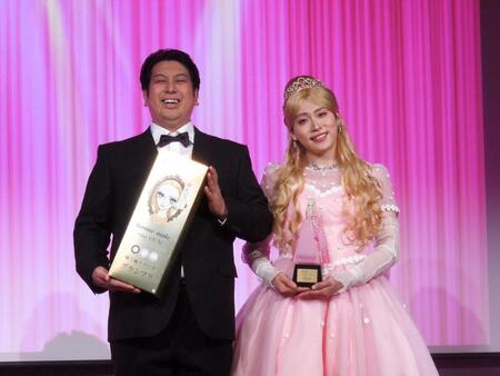 　カラーコンタクトレンズ「ヒロインメイク　１ｄａｙ　ＵＶ　Ｍ」の新色発表会に出演したお笑いコンビ・レインボー（左から）ジャンボたかお、池田直人