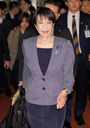 　参院本会議場に向かう高市首相＝３日午前